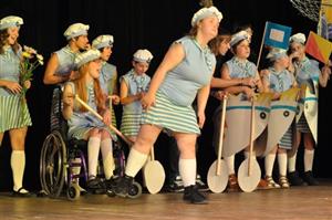 Přehlídka Motýlek i tentokrát dokázala zcela zaplnit kulturní dům. Patnáctý ročník měl námořnické téma, což se projevilo v řadě vystoupení včetně toho, které připravili svěřenci místní speciální školy Motýlek. 
FOTO: DAVID MACHÁČEK