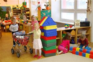 Mateřská škola Krátká je už zcela rekonstruovaná. Kromě interiérových úprav, které vyvrcholily v závěru prázdnin, dostal nový kabát také vnější plášť budovy.
FOTO: DANA HOĎÁKOVÁ