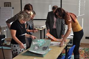 Porota výtvarné soutěže Život v lese očima stoletého stromu při hodnocení přihlášených prací. Ty jsou aktuálně k vidění v kulturním domě.
FOTO: DAVID MACHÁČEK