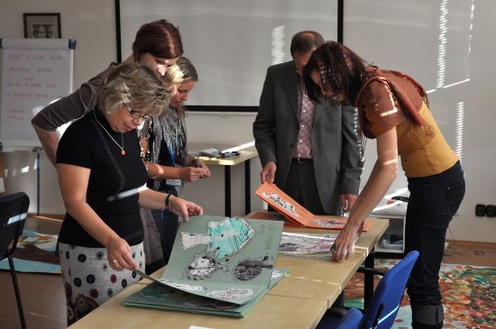 Porota výtvarné soutěže Život v lese očima stoletého stromu při hodnocení přihlášených prací. Ty jsou aktuálně k vidění v kulturním domě.
FOTO: DAVID MACHÁČEK