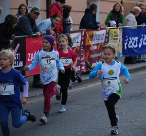 Hornická desítka má velkou oblibu nejen u dospělých, ale i u dětí. Letos bylo na startu vidět také malé atlety z Lašského běžeckého klubu (v bílém).
FOTO: RADEK CHVISTEK
