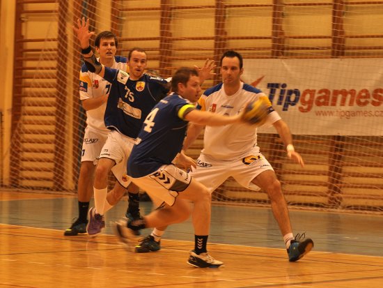 Kopřivničtí házenkáři předvedli s Hranicemi solidní výkon, kterému nechybělo nasazení, přesto to na body nestačilo.
FOTO: JANA FEILHAUEROVÁ