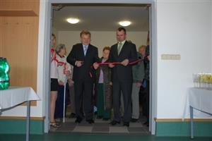 Starosta Kopřivnice Josef Jalůvka a ředitel společnosti Beskydská stavební Jiří Dohnal stříhají pásku při slavnostním otevření dietní stravovny, která už zhruba měsíc dodává obědy nejen kopřivnickým seniorům.
FOTO: DANA HOĎÁKOVÁ