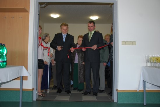 Starosta Kopřivnice Josef Jalůvka a ředitel společnosti Beskydská stavební Jiří Dohnal stříhají pásku při slavnostním otevření dietní stravovny, která už zhruba měsíc dodává obědy nejen kopřivnickým seniorům.
FOTO: DANA HOĎÁKOVÁ