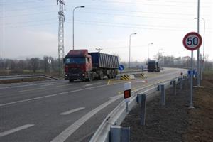 Od čtvrtka minulého týdnu je v provozu první osmikilometrový úsek nově vybudovaného obchvatu Příbora, který má městu ulevit především od tranzitní dopravy.
FOTO: DANA HOĎÁKOVÁ