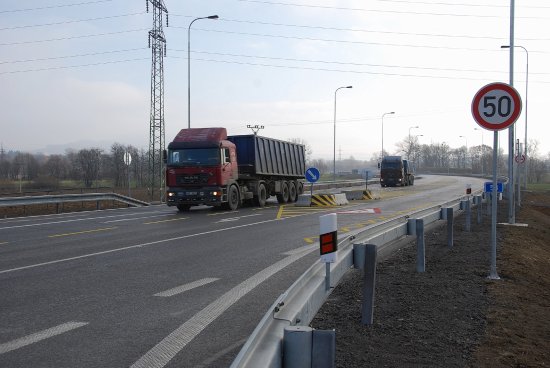 Od čtvrtka minulého týdnu je v provozu první osmikilometrový úsek nově vybudovaného obchvatu Příbora, který má městu ulevit především od tranzitní dopravy.
FOTO: DANA HOĎÁKOVÁ