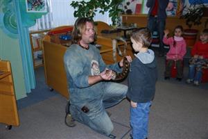 Chovatel Marek Jeřábek představil exotická zvířata nejmladším dětem, které přišly do kopřivnické knihovny v rámci akce Den pro živou přírodu.
FOTO: DANA HOĎÁKOVÁ
