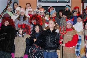 Žáci z malotřídní Základní školy v Lubině připravili se svými učitelkami kulturní program, který představili v rámci tradičního Kateřinského jarmarku. 
FOTO: DANA HOĎÁKOVÁ