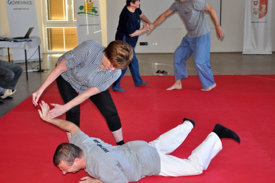 Senioři na závěr kurzu předváděli na instruktorech nacvičené hmaty a chvaty, které se během deseti lekcí naučili.
FOTO: DANA HOĎÁKOVÁ