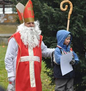 Mikuláš při Mikulášském běhu parkem fandil a také předával ceny nejlepším závodníkům.
FOTO: RADEK CHVISTEK