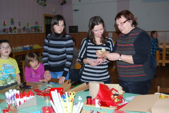 V rámci výtvarné dílny vytvářeli rodiče se svými dětmi výrobky, které se budou prodávat na jarmarku v Kulturním domě v Mniší. Výtěžek z prodeje půjde do fondu tamní školy.
FOTO: DANA HOĎÁKOVÁ