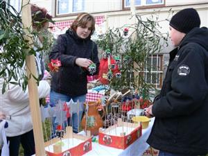 O výrobky dětí byl mezi rodiči a ostatními návštěvníky vánočního jarmarku velký zájem. Nejlépe se prodávaly výrobky těch úplně nejmladších autorů.
FOTO: ILONA MAZALOVÁ