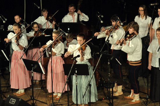 Cimbálová muzika Pramínky společně s pěveckým sborem Ondráš odehrály vánoční koncert složený převážně z lašského folkoru. Stejný program jako v kulturním domě uvedou během svátků ještě třikrát. Více na straně 4.
FOTO: DAVID MACHÁČEK