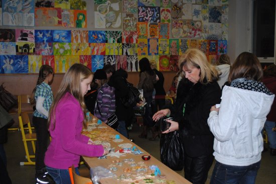 Předvánoční atmosféru do ZŠ Emila Zátopka přinesl již počtvrté den otevřených dveří spojený s jarmarkem a koncertem žáků. 
FOTO: ZŠ EMILA ZÁTOPKA