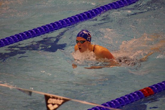 Plavkyni Petře Klosové se v závěru roku dařilo. Uspěla jak na ME v polském Štětíně (na snímku), tak na mistrovství ČR v Chomutově.
FOTO: VLASTIMÍR PERNA