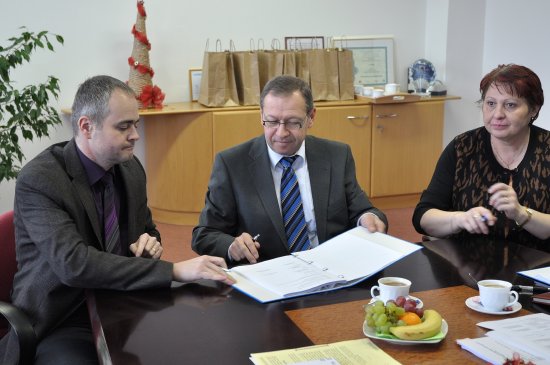 Těsně před vánočními svátky došlo k podpisu smlouvy o spolupráci mezi městem Kopřivnice, společností Tenza a Oblastním stavebním bytovým družstvem, jejímž cílem je stavba nového tepelného zdroje včetně rozvodů.
FOTO: DAVID MACHÁČEK