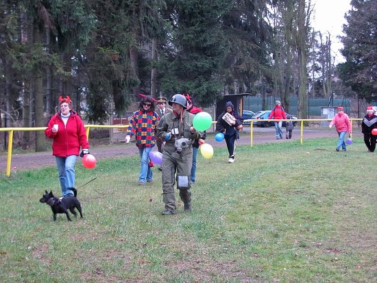Zatímco v městech probíhaly začátkem roku novoroční koncerty, v Petřvaldě už podruhé startoval novoroční běh recesistů. 
FOTO: ARCHIV OBCE