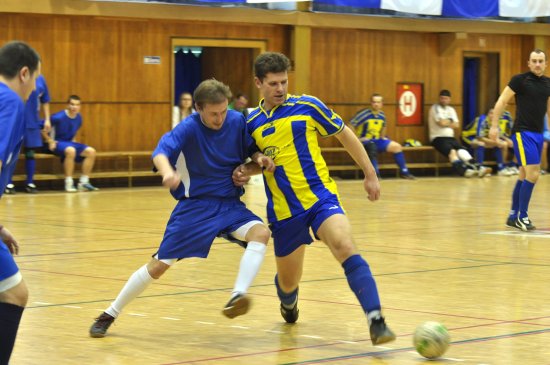 V utkání o třetí místo porazila na turnaji Tatry Viagra Štramberk Lokomotivu Gangsters Kopřivnice. Na snímku v souboji Lukáš Hajník (vlevo, Viagra) a Michal Buček.
FOTO: JANA FEILHAUEROVÁ