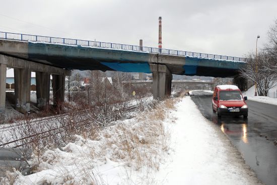 Most přes nadjezd a místní komunikace v Kopřivnice se letos dočká rozsáhlé rekonstrukce. Stav mostu není dobrý a už nyní je opatřen ochrannými sítěmi.
FOTO: DAVID MACHÁČEK