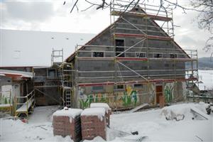 Přesto, že stále není dokončena, je rozestavěná budova Základní školy v Mniší už nyní výrazně objemnější než její předchůdkyně.
FOTO: DAVID MACHÁČEK