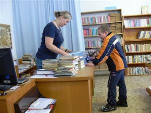 Petřvaldská knihovna eviduje v polovině ledna 110 platících čtenářů, ale podle knihovnice není výjimkou, že na jednu průkazku si chodí knihy půjčovat celá rodina.
FOTO: ILONA MAZALOVÁ