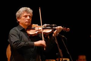 Jiří Pavlica, vedoucí osobnost populárního Hradišťanu hraje na kopřivnickém koncertu, v rámci kterého byly uvedeny i některé novinky z připraveného CD.
FOTO: DAVID MACHÁČEK