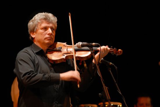 Jiří Pavlica, vedoucí osobnost populárního Hradišťanu hraje na kopřivnickém koncertu, v rámci kterého byly uvedeny i některé novinky z připraveného CD.
FOTO: DAVID MACHÁČEK