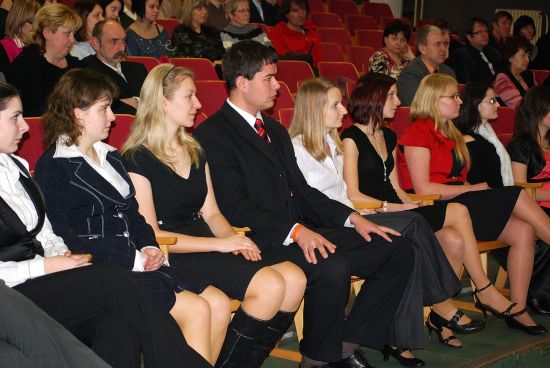 Dvacet dívek a jeden mladý muž převzali diplom a mohou užívat titul Diplomovaný specialista oboru Ekonomika podniku a managementu.
FOTO: DANA HOĎÁKOVÁ