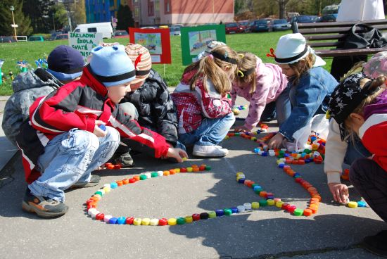 Jednou z plánovaných akcí zařazených ve schváleném Akčním plánu Zdravého města a místní Agendy 21 je i tradiční výtvarný happening konaný u příležitosti Dne Země.
FOTO: DAVID MACHÁČEK