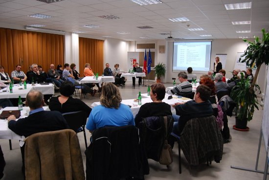 Schůzka k plánovanému rozšíření azylového domu na ulici Horní se těšila poměrně velkému zájmu tamních obyvatel. Ti přišli vyjádřit svůj nesouhlas s projektem. 
FOTO: DAVID MACHÁČEK