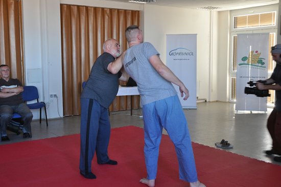 Kurz sebeobrany se seniorům líbil. Ti si vyžádali jeho pokračování. Radnice jej proto zařadila do projektu, který se bude letos realizovat, a uchází se o dotační peníze. 
FOTO: DANA HOĎÁKOVÁ