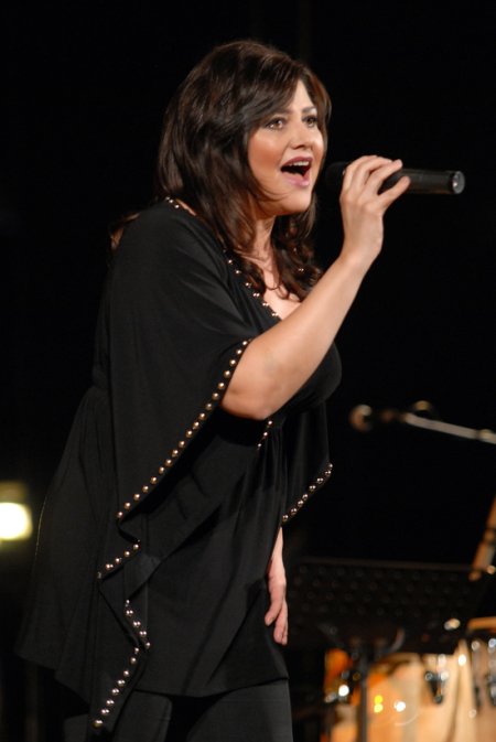 Zpěvačka Ilona Csáková byla hlavní hvězdou letošního, v pořadí již 21. ročníku Obecního plesu, který se v kulturním domě uskutečnil minulou sobotu.
FOTO: DAVID MACHÁČEK