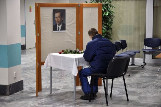 Za kondolence občanů Kopřivnice, kterými v předvánočním období vyjádřili svou soustrast s úmrtím Václava Havla, poděkovala dopisem bývalá první dáma Dagmar Havlová.        
FOTO: DAVID MACHÁČEK