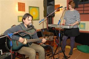 Brněnské duo Biorchestr tvořené Alešem Pilgrem a jeho manželkou Janou představilo na kopřivnickém koncertu v Mandale také několik písní z připravovaného CD Umakartové.   
FOTO: DAVID MACHÁČEK