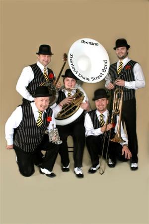 Kopřivnický dixielandový band v těchto dnech vydává svoje v pořadí třetí řadové CD.           FOTO: STANLEY’S DIXIE STREET BAND