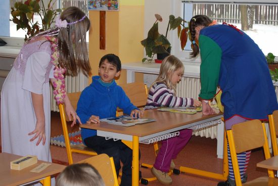 Při zápisech do prvních tříd doprovázeli děti jejich budoucí spolužáci převlečení za  pohádkové bytosti, aby je zbavili trémy a ostychu.
FOTO: DANA HOĎÁKOVÁ