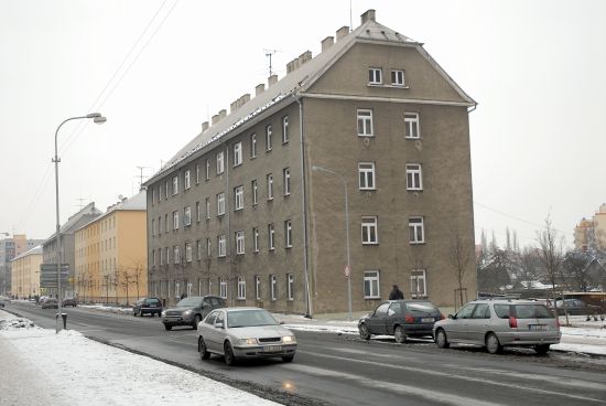 Městské domy na ulici Obránců míru se záhy dočkají zateplení a rekonstrukce. Město na ně použije také prostředky z dotačního programu Zelená úsporám. Práce by měly začít už v březnu a skončit do konce května.
FOTO: DAVID MACHÁČEK