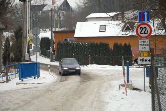 Zatáčka na Velovou je kvůli své šířce pro řidiče velmi nepřehledná. Během několika následujících měsíců zde bude panovat čilý stavební ruch, během kterého dojde k jejímu rozšíření.
FOTO: DAVID MACHÁČEK