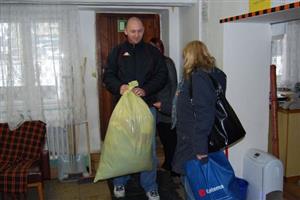 Někteří návštěvníci Denního centra Racek přinášeli v rámci dne otevřených dveří obnošené šatstvo nebo potraviny.
FOTO: DANA HOĎÁKOVÁ