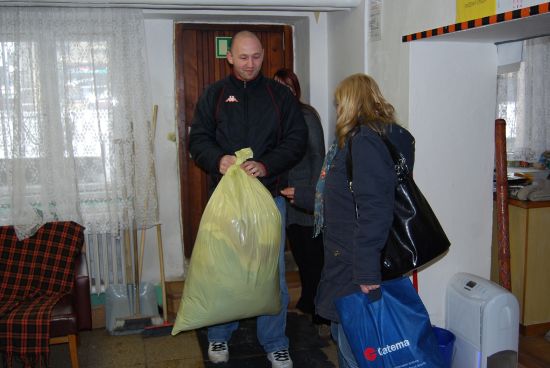Někteří návštěvníci Denního centra Racek přinášeli v rámci dne otevřených dveří obnošené šatstvo nebo potraviny.
FOTO: DANA HOĎÁKOVÁ