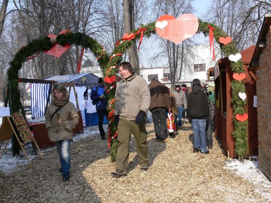 I přes mrazivé teploty je zájem o Valentinskou pouť každým rokem značný. Tahákem je skvělý program stejně jako speciality - např. pečená jablka, příborské šifle nebo zabijačkové speciality.
FOTO: I. MAZALOVÁ