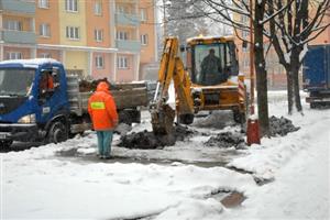 Jedna z havárií na vodovodním potrubí před týdnem zaplavila vodou také jednu z komunikací ve městě na ulici Obránců míru.
FOTO: DAVID MACHÁČEK