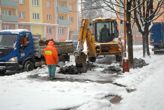 Jedna z havárií na vodovodním potrubí před týdnem zaplavila vodou také jednu z komunikací ve městě na ulici Obránců míru.
FOTO: DAVID MACHÁČEK