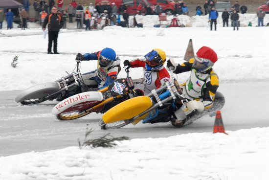 Nedělní odpoledne patřilo na Větřkovické přehradě mezinárodnímu mistrovství ČR v ledové ploché dráze. Atraktivní odrůda motoristického sportu se do Kopřivnice vrátila po patnácti letech. Více na straně 3.
FOTO: DAVID MACHÁČEK