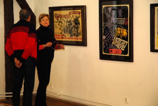 V podkroví Muzea Fojtství je už týden k vidění výstava postavená na poznávání místní historie prostřednictvím plakátů ze sbírky Emila Hanzelky.
FOTO: DAVID MACHÁČEK