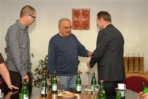 Zástupce klubu házené z partnerského města Zwönitz v Německu při jejich návštěvě v Kopřivnici přijal na radnici místostarosta Miroslav Kopečný.
FOTO: DAVID MACHÁČEK