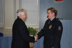 Místostarosta Jaroslav Šula poblahopřál jménem města oceněné policistce Věře Buttkové z kopřivnického obvodního oddělení a předal jí nejen kytici, ale i věcný dar.
FOTO: DANA HOĎÁKOVÁ