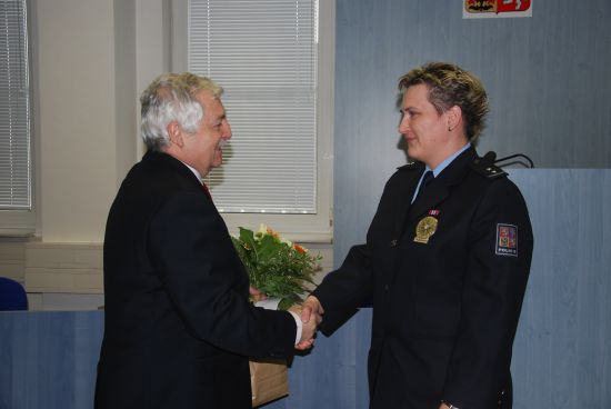 Místostarosta Jaroslav Šula poblahopřál jménem města oceněné policistce Věře Buttkové z kopřivnického obvodního oddělení a předal jí nejen kytici, ale i věcný dar.
FOTO: DANA HOĎÁKOVÁ