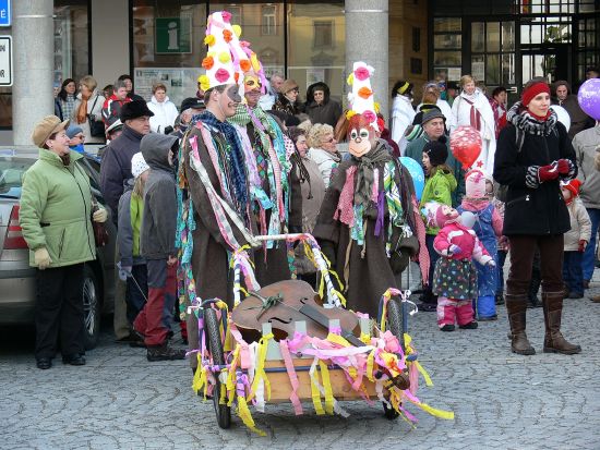 Poslední den před Popeleční středou ožilo příborské náměstí rejem masopustních masek. Akce vyvrcholila tradičním pochováváním basy.
FOTO: ILONA MAZALOVÁ