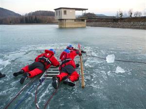 Kopřivnická jednotka dobrovolných hasičů využila zamrzlé hladiny přehrady k nácviku záchrany tonoucích.
FOTO: TOMÁŠ BARTOŇ